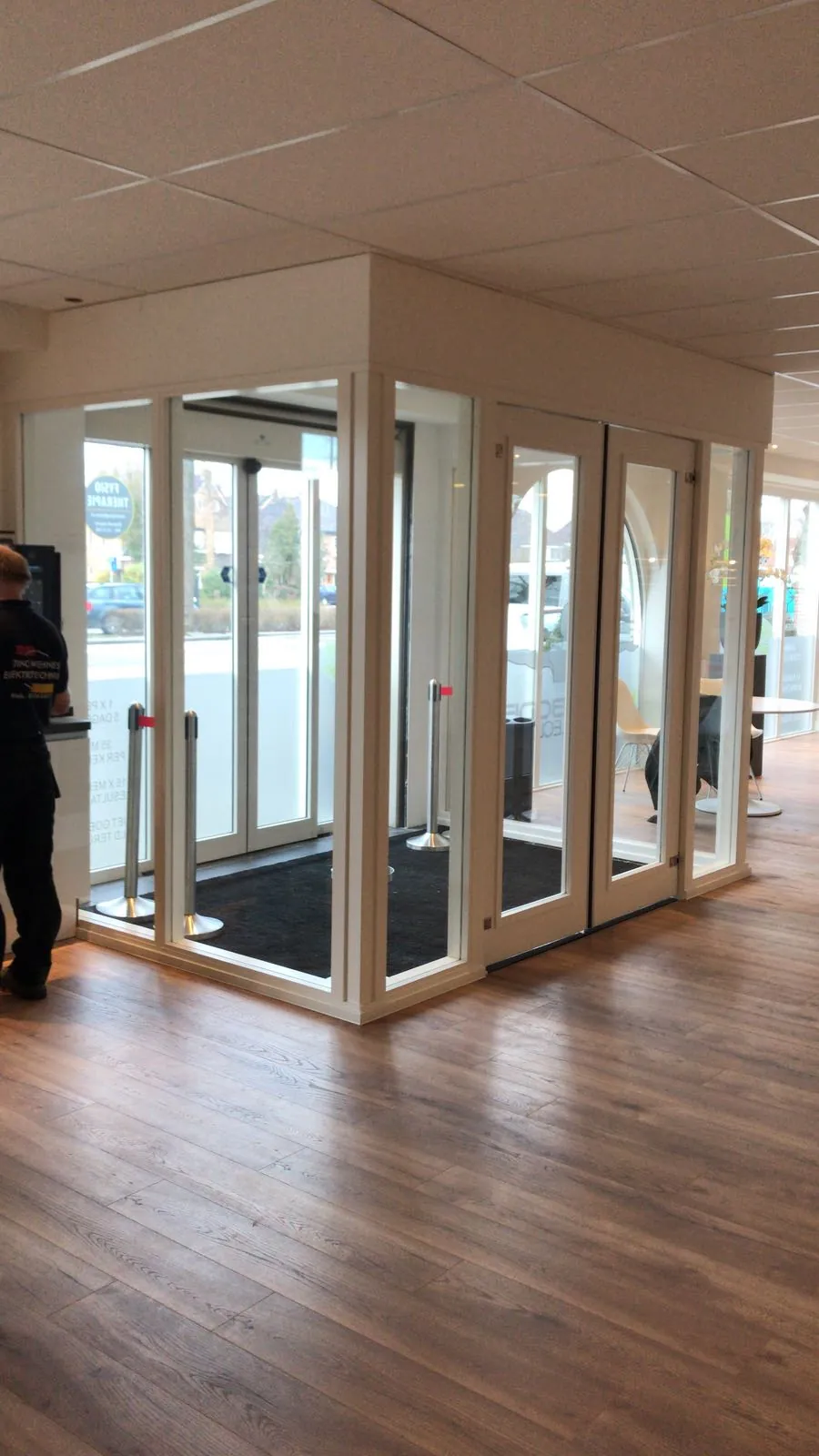Houten glaswand in een bedrijfspand