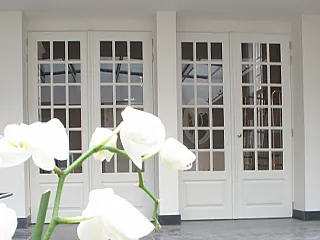 Witte houten dubbele deuren