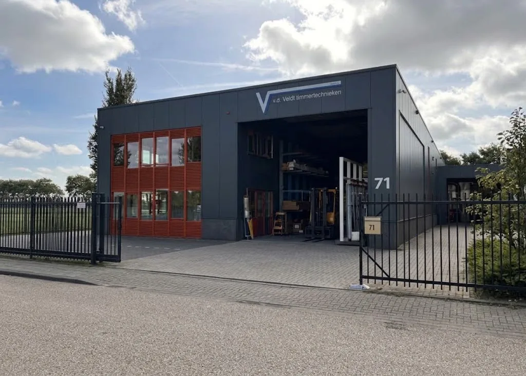 De fabriekshal met kantoor van Van der Veldt Timmertechnieken aan de Crommelinbaan 71 in Cruquius