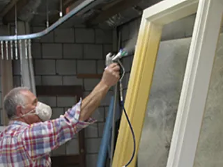 Houtwerk wordt in de eigen spuiterij afgewerkt