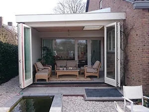 Woonhuis met houten vouwwand naar het terras